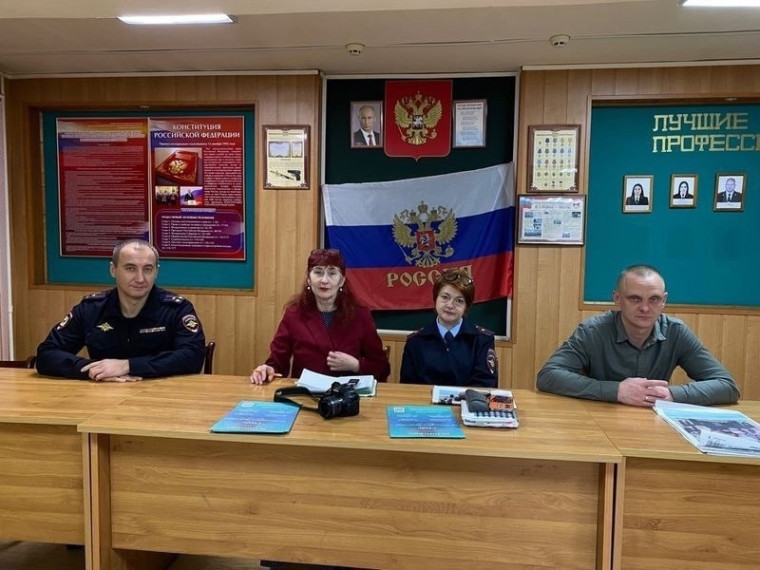 Представители общественного совета и сотрудники полиции обсудили за круглым столом вопросы борьбы с мошенничеством. Представители общественного совета и сотрудники полиции обсудили за круглым столом вопросы борьбы с мошенничеством.